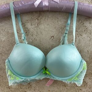 Victoria’s Secret Push up Pigeonnant Lace Bra Size 32C